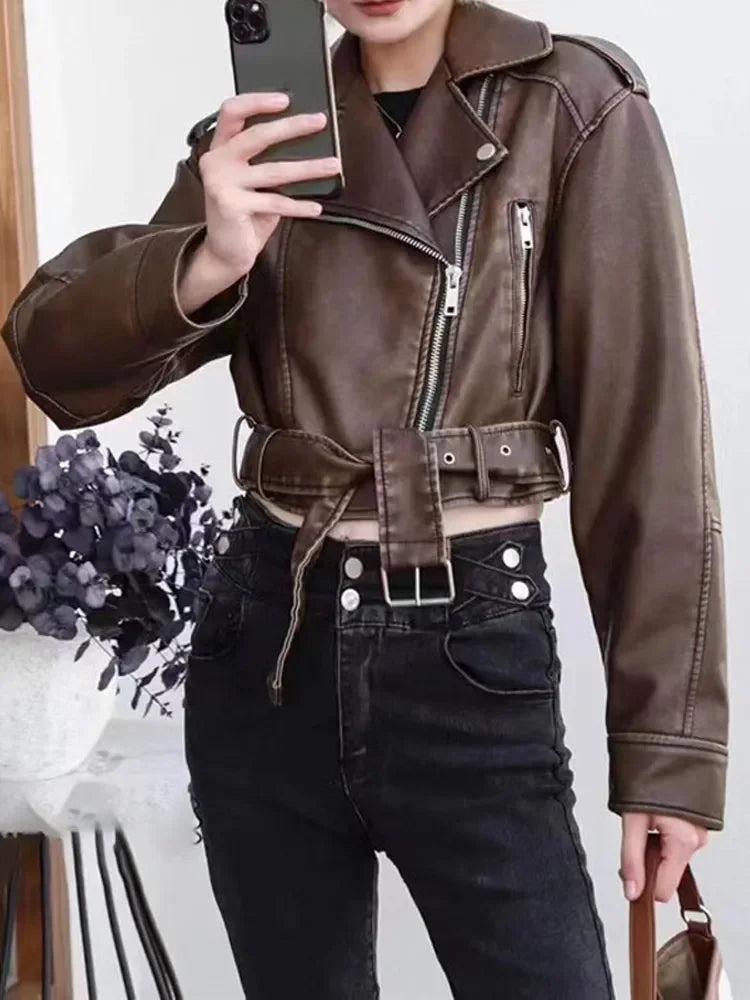 Ženski usnjeni jopič – asimetrična zadrga – oprijet model – motoristični slog z pasom