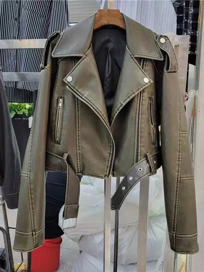 Ženski usnjeni jopič – asimetrična zadrga – oprijet model – motoristični slog z pasom