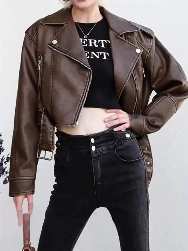 Ženski usnjeni jopič – asimetrična zadrga – oprijet model – motoristični slog z pasom