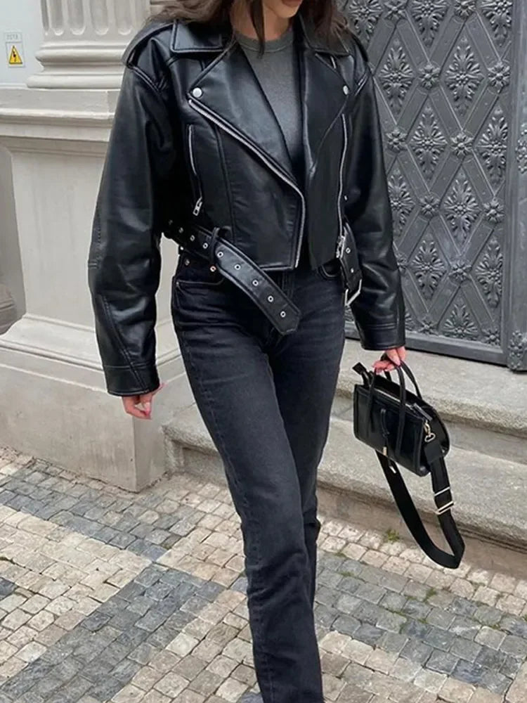 Ženski usnjeni jopič – asimetrična zadrga – oprijet model – motoristični slog z pasom