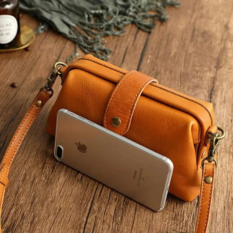 Špela | Mini usnjena torbica z dolgim trakom